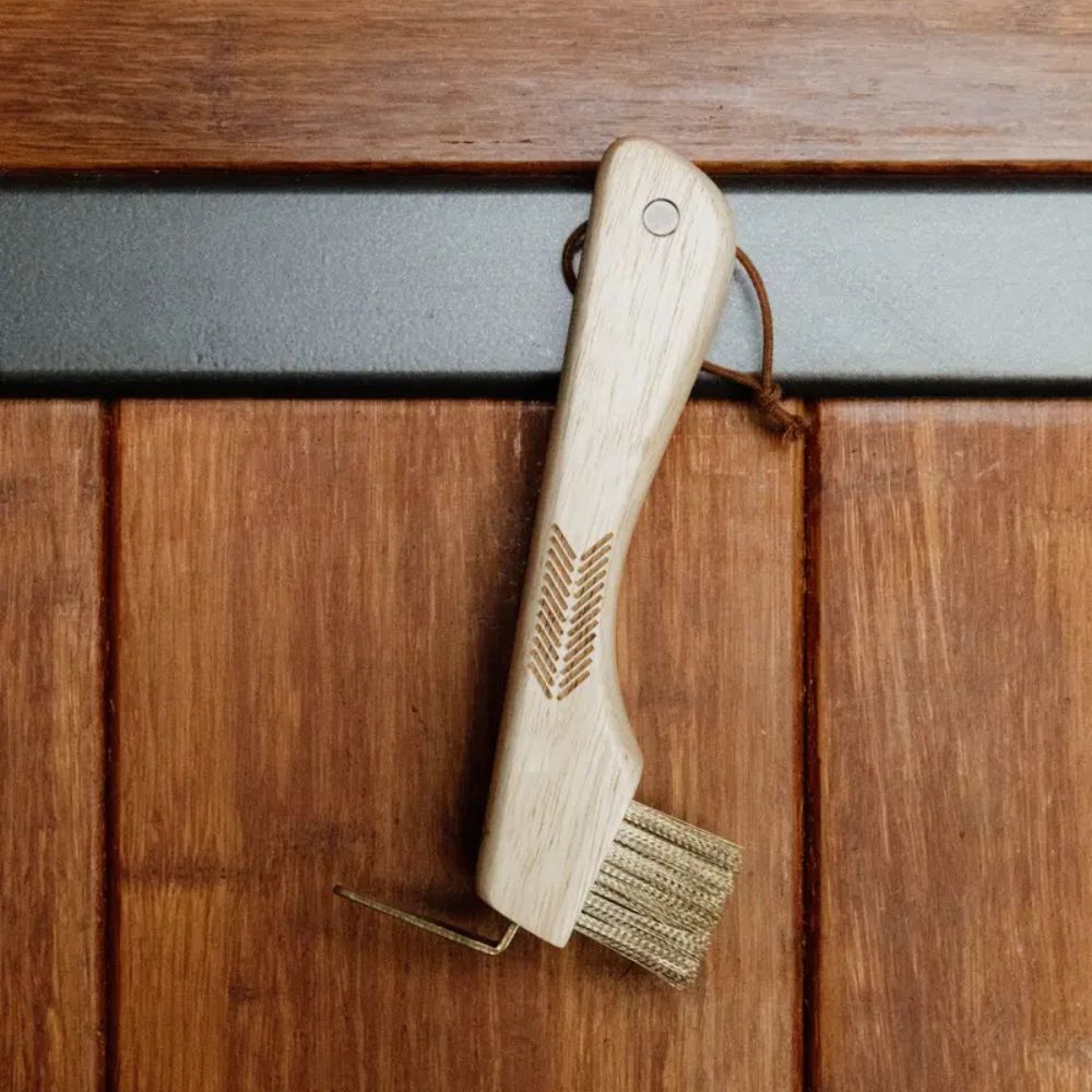 Hoof Pick With Metal Bristles Magnet