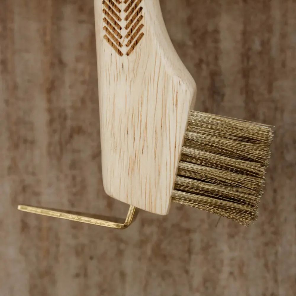 Hoof Pick With Metal Bristles Magnet